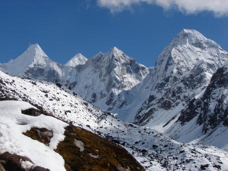 Pohled na zasněžené vrcholy, které jsou součástí NP Sagarmatha