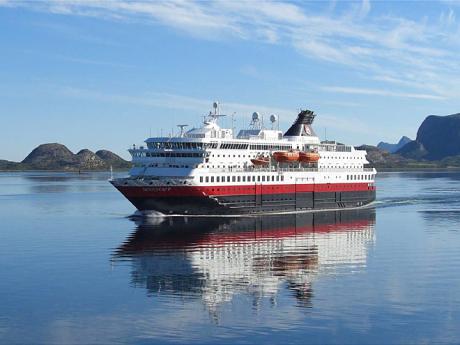 Hurtigruten neboli "pobřežní expres" brázdí pobřežní vody Norského moře