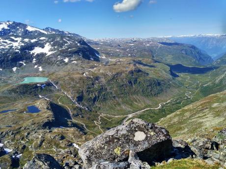 Pohled dolů do údolí během túry přes horský hřbet Fannaråken (2 068 m)