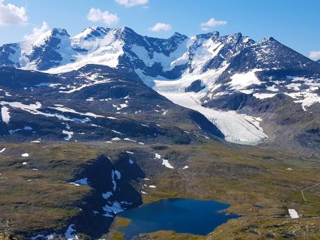 Reliéf národního parku Jotunheimen tvoří mimo jiné ledovce a ledovcové splazy