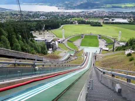 Pohled ze skokanského můstku na městečko Lillehammer a jezero Mjøsa 