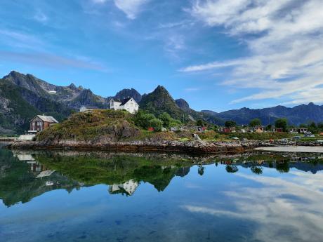 Dokonalý odraz na hladině je u bezpočtu lofotských fjordů častým jevem