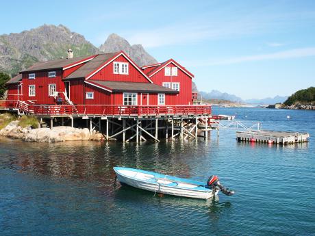 Na souostroví Lofoten jsou nejčastější tradičně červené domky rorbuer