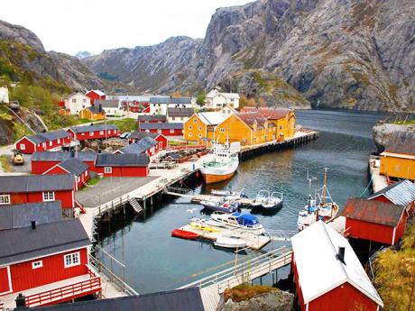 Dřevěné rybářské domky dodávají vesnici Nusfjord malebný ráz