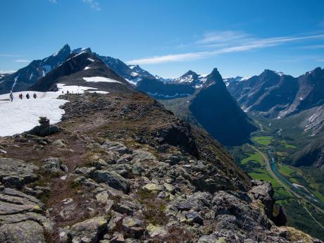 Pohledy z výšky na údolí Romsdalen jsou dechberoucí