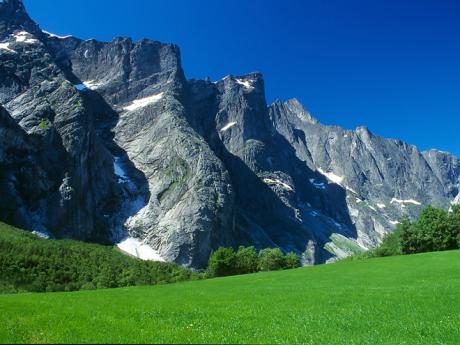 Údolí Romsdalen lemují příkré skalnaté srázy
