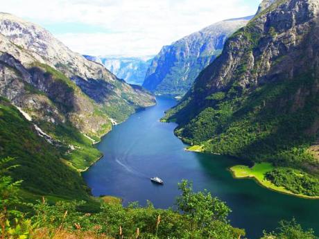 Jedním z výběžků Sognefjordu je Nærøyfjord