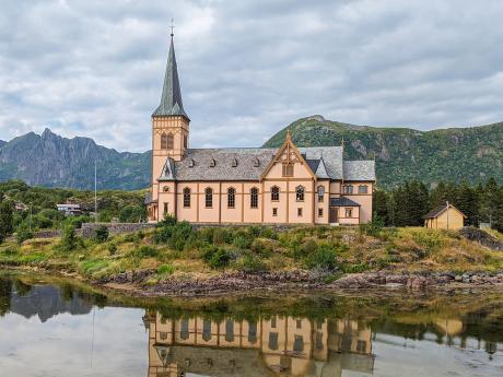 V Kabelvåg stojí krásný dřevěný kostel pro až 1 200 věřících 