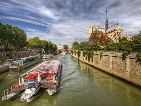 Projížďka lodí po Seině neodmyslitelně patří k návštěvě Paříže