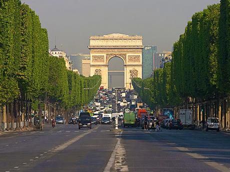 Rušný bulvár Champs-Elysées