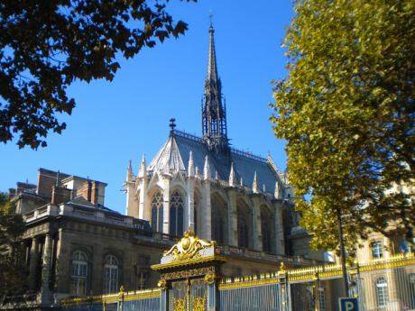 Sainte Chapelle je obklopena budovami Justičního paláce