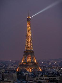 Osvětlená večerní Eiffelova věž