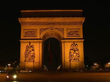 Vítězný oblouk na Place de l'Étoile večer