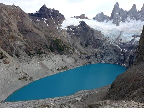 Jezero Sucia pod horou Fitz Roy a jejími sousedními vrcholy