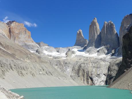 Lago Torres se skalními věžemi Torres del Paine 