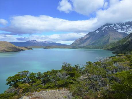 Protáhlé jezero Nordenskjöld v NP Torres del Paine