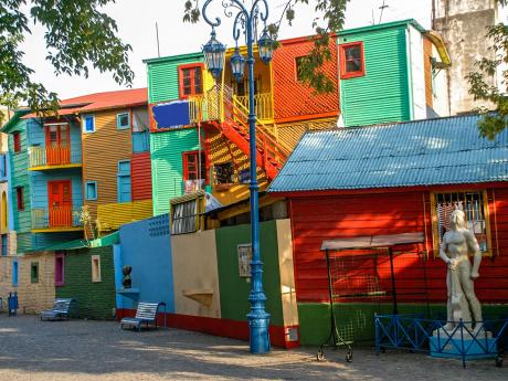 Čtvrť La Boca v Buenos Aires hýří barvami