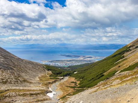 Výhled na město Ushuaia od ledovce Glaciar Martial
