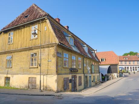 Lotyšské město Kuldiga má krásně zachovalé centrum s dřevěnými domy