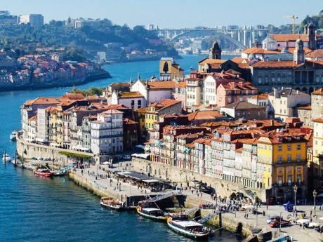 Centrem Porta protéká řeka Douro