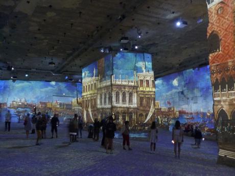 Unikátní audiovizuální expozice Carrières de Lumières