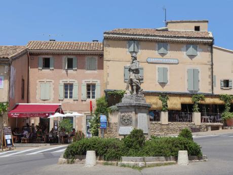 Pohled na hlavní náměstí Place du Château v Gordes