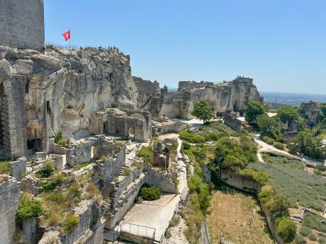 Středověký hrad v Les Baux-de-Provence byl částečně vytesán ve skále