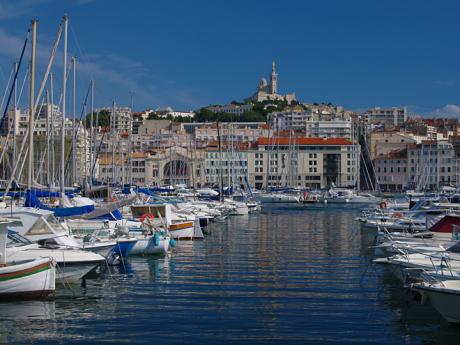 Starý přístav v Marseille s pohledem na baziliku Notre Dame de la Garde