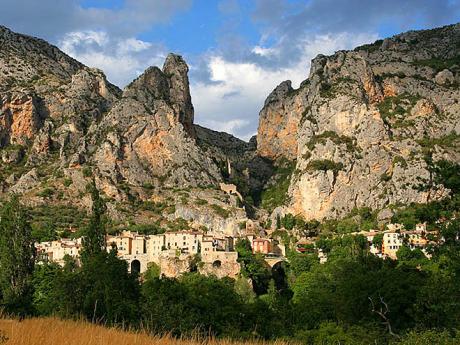 Moustiers Sainte Marie na okraji Verdonského kaňonu