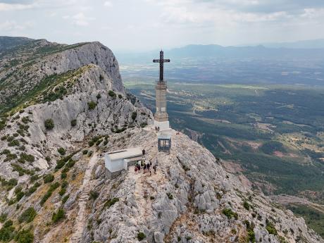 Na vrcholu Montagne Ste-Victoire stojí kříž Croix de Provence