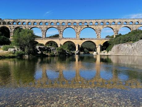 V říčce přímo pod Pont du Gard se lze vykoupat