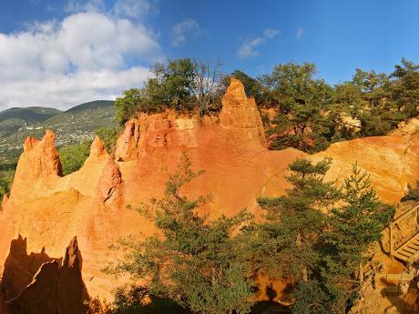 Erodované skalní formace poblíž města Rustrel