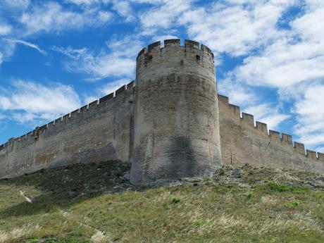 Mohutné hradby středověké pevnosti ve Villeneuve-lès-Avignon
