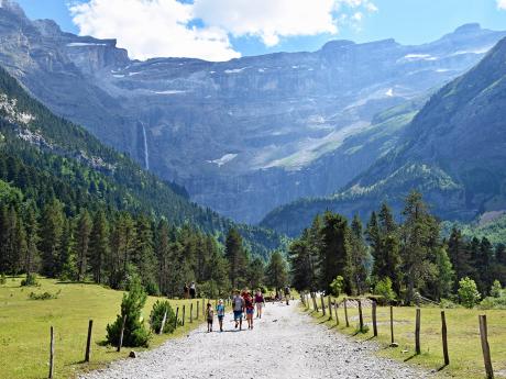 Cirque de Gavarnie je grandiózní kotlina vytvořená ledovcem