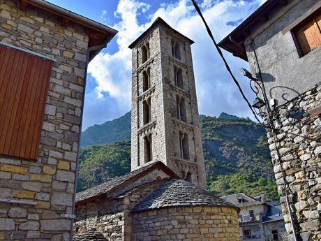 Kostel Santa Eulàlia d'Erill la Vall leží kousek od hranic národního parku
