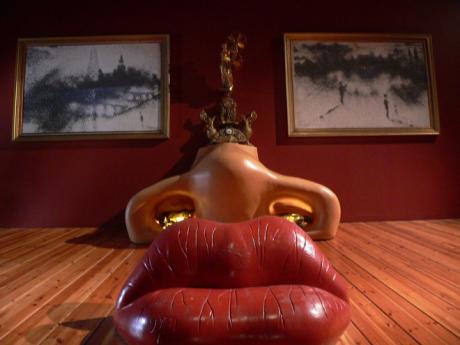 Figueres - obývák ve tvaru obličeje od Salvadora Dalího