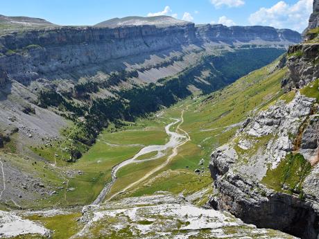 Vápencový kaňon Ordesa je místy hluboký až 800 m