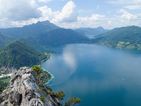 Pohled na jezero Attersee, jedno z mnoha jezer oblasti Salzkammergut