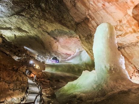 Nasvícený 8 m vysoký stalagmit v Obří ledové jeskyni