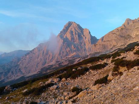 Majestátní vrchol Spitzmauer (2 446 m) ozářený ranním sluncem