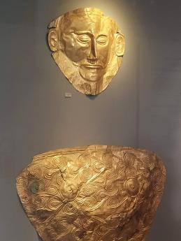 Zlatá maska krále Agamemnóna v Národním archeologickém muzeu v Aténách