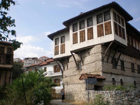 Zajímavá architektura ve městě Kastoria