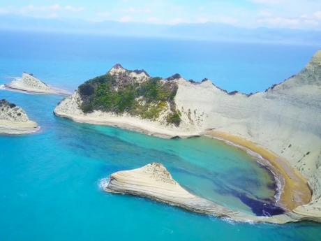 Mys Drastis vybíhá do Jónského moře v severní části ostrova Korfu
