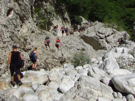 Túra a trochu lezení přes kameny v kaňonu Vikos