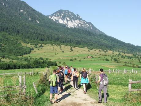 Start túry do pohoří Piatra Craiului nedaleko výchozího města Zărnești