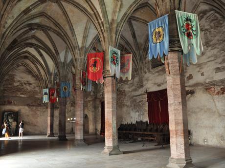 Trůnní sál v interiéru Korvínova hradu zdobí gotická žebrová klenba