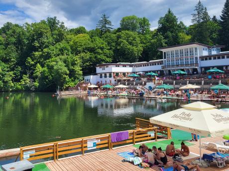 Voda v Lacul Ursu může být ohřáta Sluncem až na 70 °C