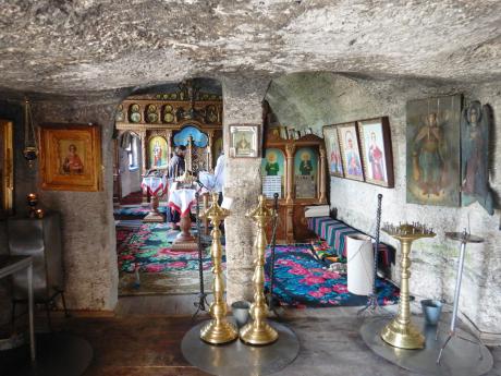 Interiér unikátního jeskynního kláštera Orheiul Vechi