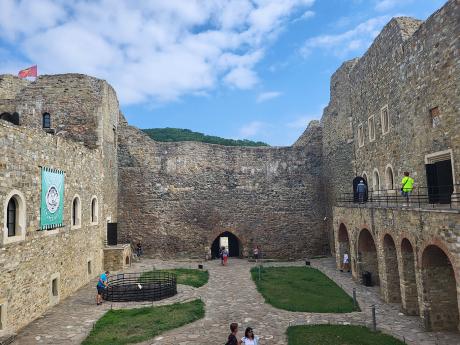 Vnitřní nádvoří středověkého hradu Târgu Neamţ