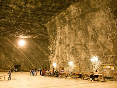 Solný důl v Praidu, jehož spodní patro leží 120 m pod zemí